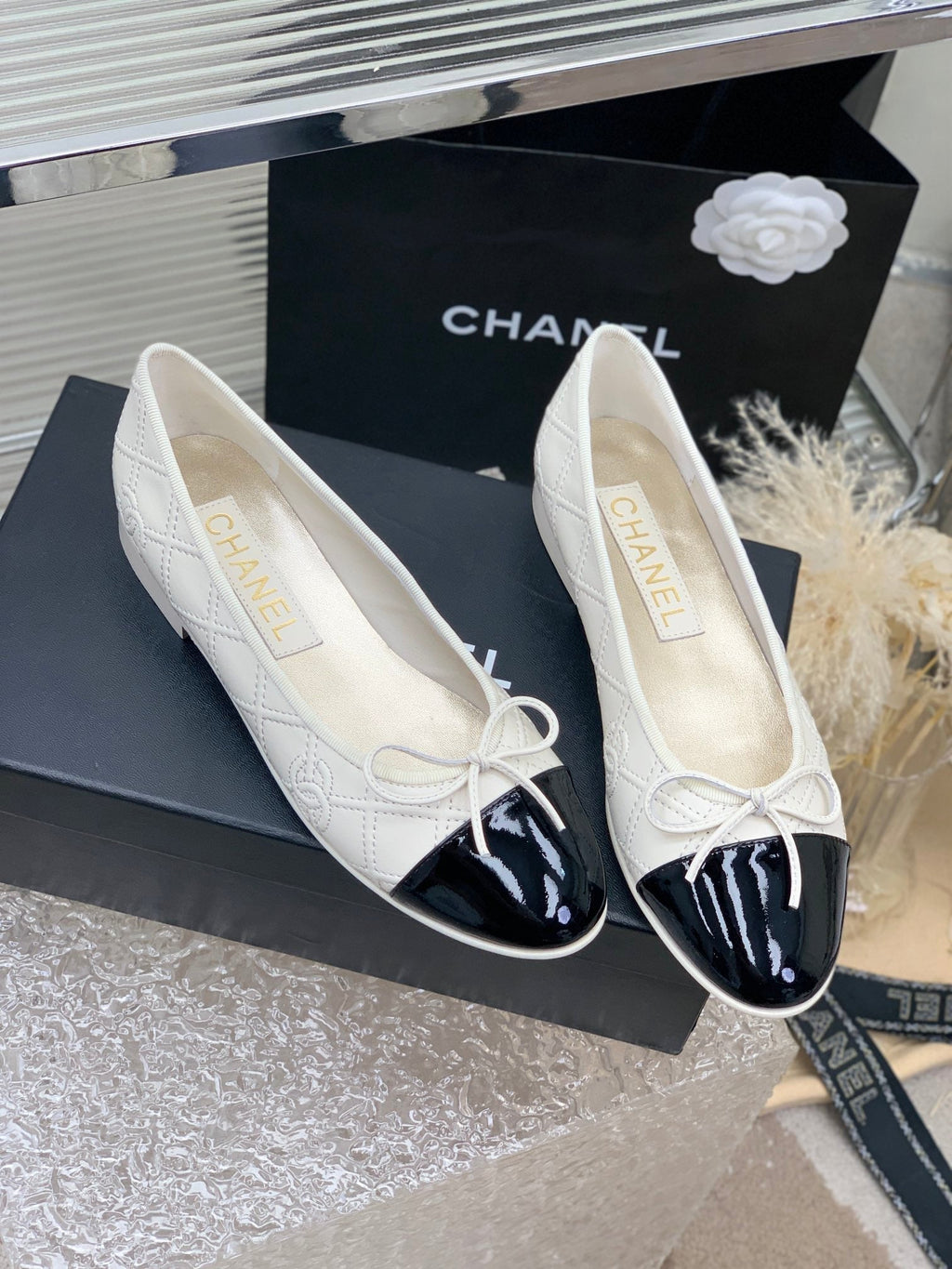 CHANEL BALLET FLAT GLOSSY BLACK MIX IVORY LAMBSKIN