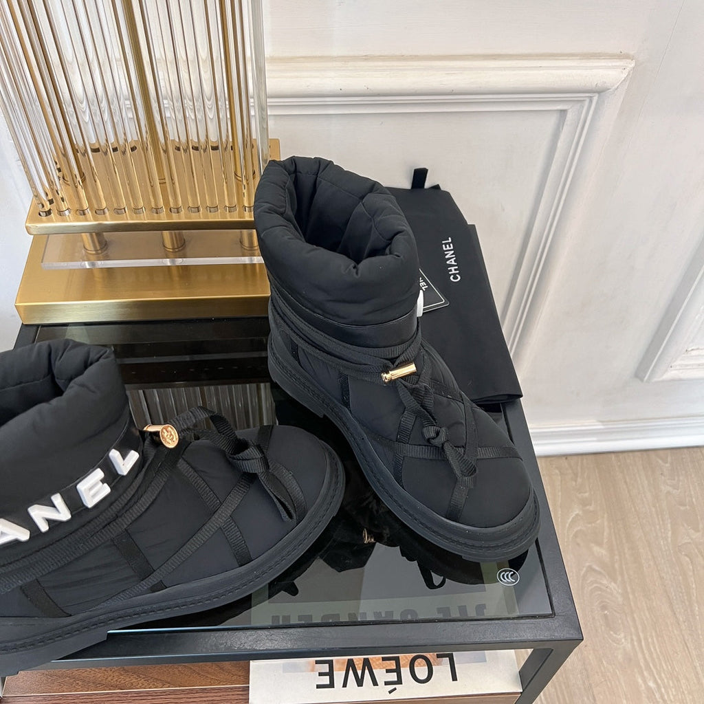 CHANEL SKI BOOTS IN BLACK QUILTED COTTON