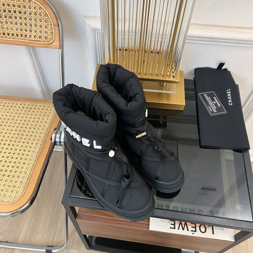 CHANEL SKI BOOTS IN BLACK QUILTED COTTON