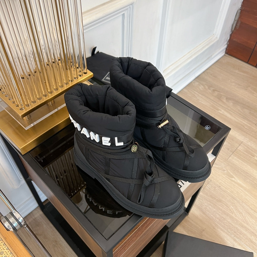 CHANEL SKI BOOTS IN BLACK QUILTED COTTON