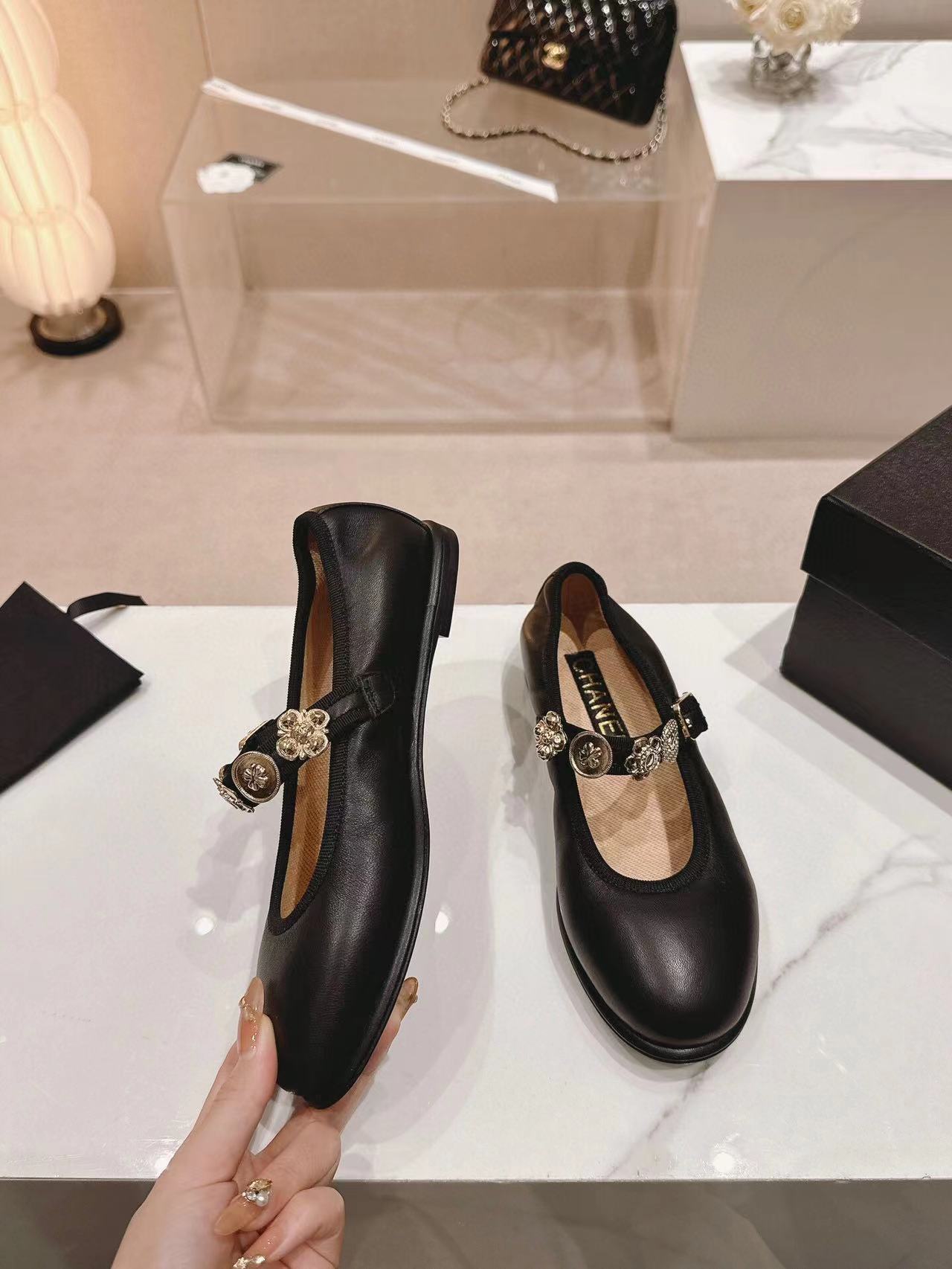 CHANEL MARY JANE BLACK LAMBSKIN 24