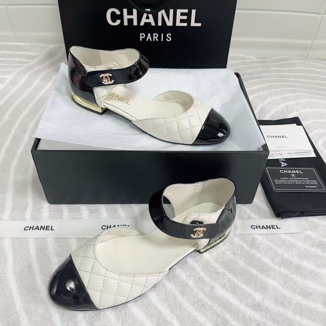 CHANEL CLASSIC MARY JANE FLATS IN WHITE AND BLACK QUILTED CALFSKIN