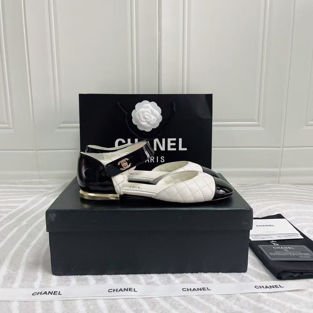 CHANEL CLASSIC MARY JANE FLATS IN WHITE AND BLACK QUILTED CALFSKIN