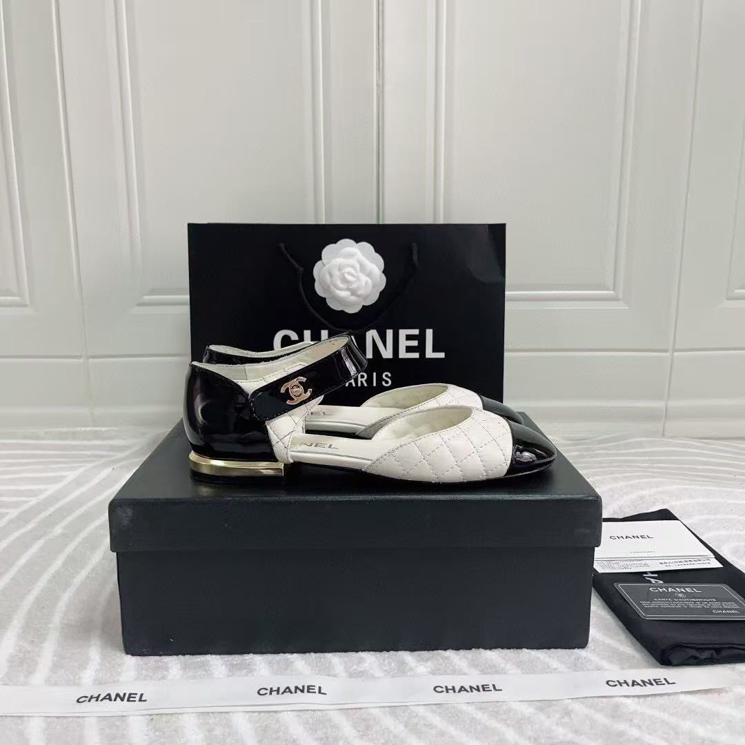 CHANEL CLASSIC MARY JANE FLATS IN WHITE AND BLACK QUILTED CALFSKIN