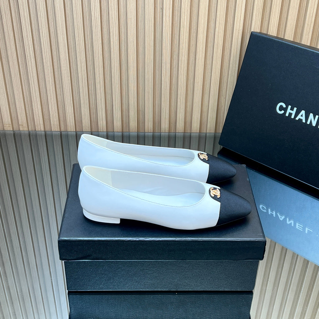 CHANEL 25S BALLET FLATS LOGO IN WHITE CALFSKIN AND BLACK CANVAS GOLD HARDWRE