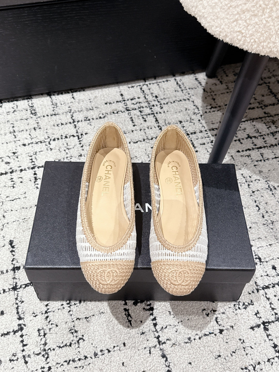 CHANEL BALLET FLAT 25S IN OFF WHITE AND BEIGE RAFFIA
