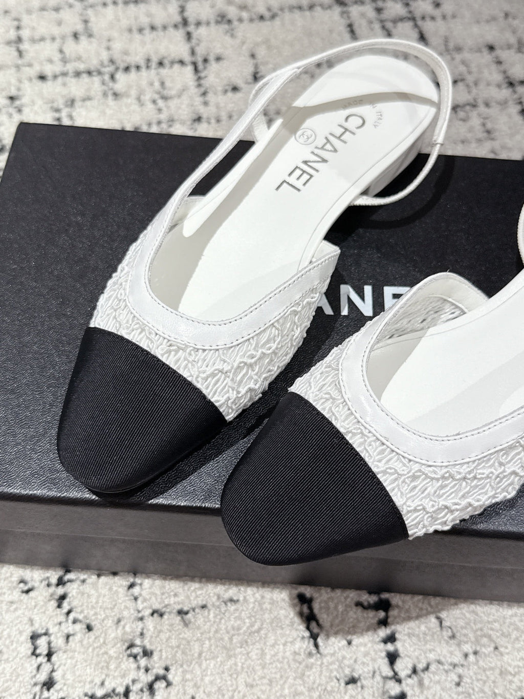 CHANEL SLINGBACK 25S IN WHITE FABRIC AND BLACK CALFSKIN CANVAS