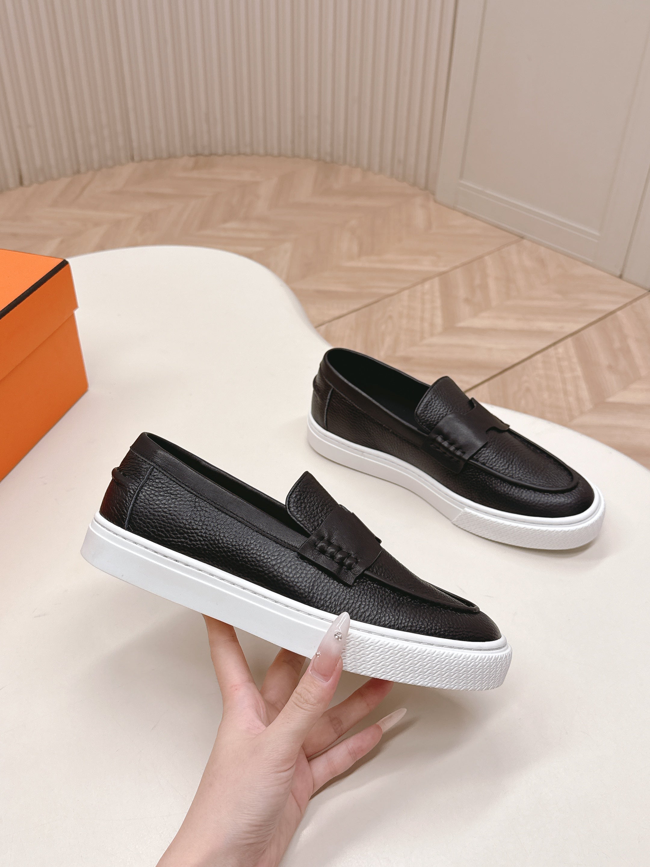 HERMES 25S SLIP-ON IN BLACK GRAINED LEATHER