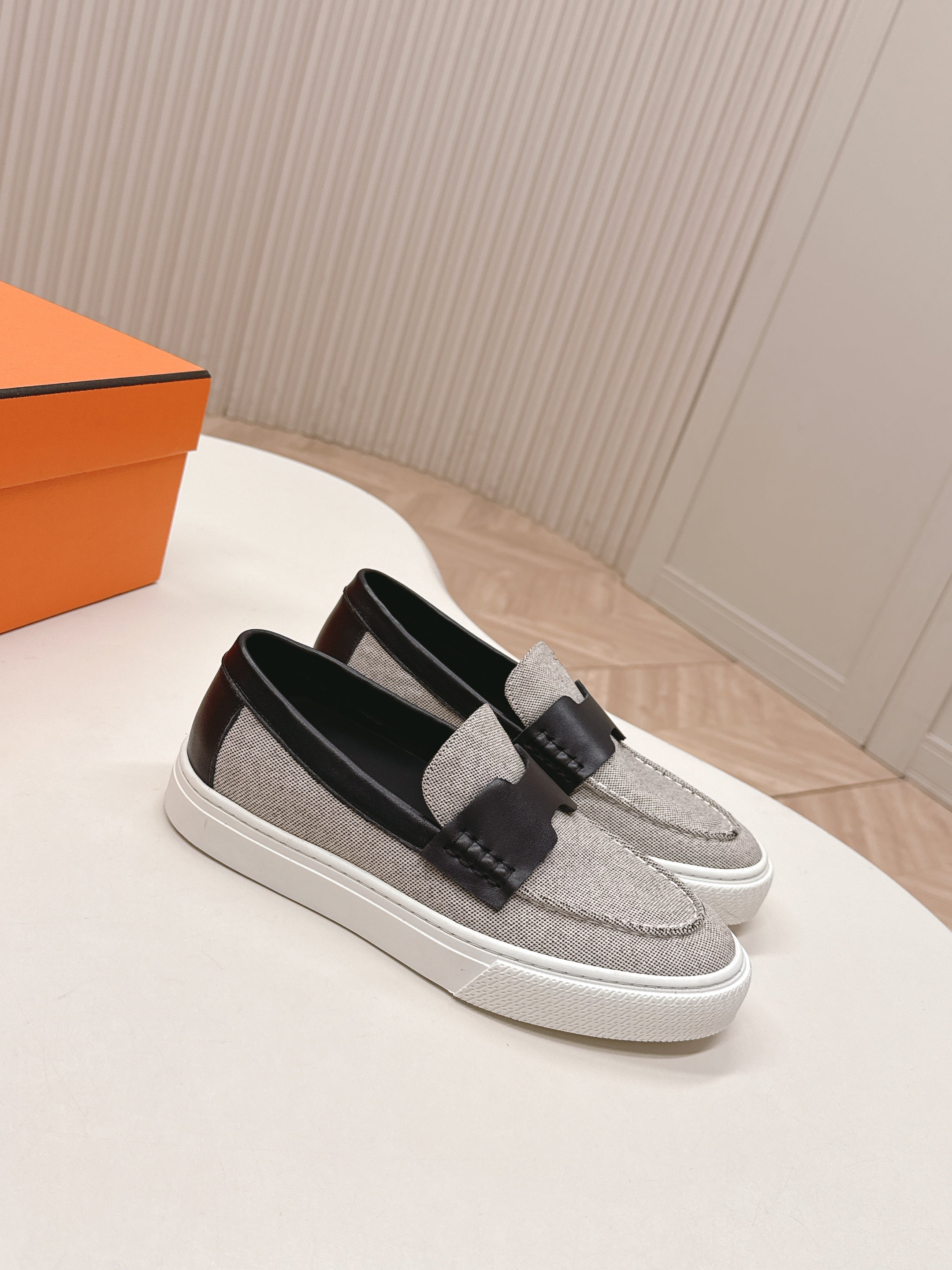 HERMES 25S SLIP-ON IN LIGHT GREY CANVAS AND BLACK LAMBSKIN