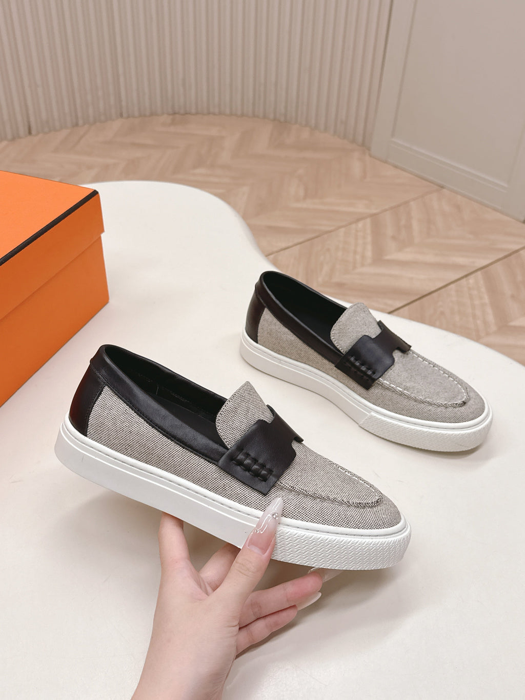 HERMES 25S SLIP-ON IN LIGHT GREY CANVAS AND BLACK LAMBSKIN