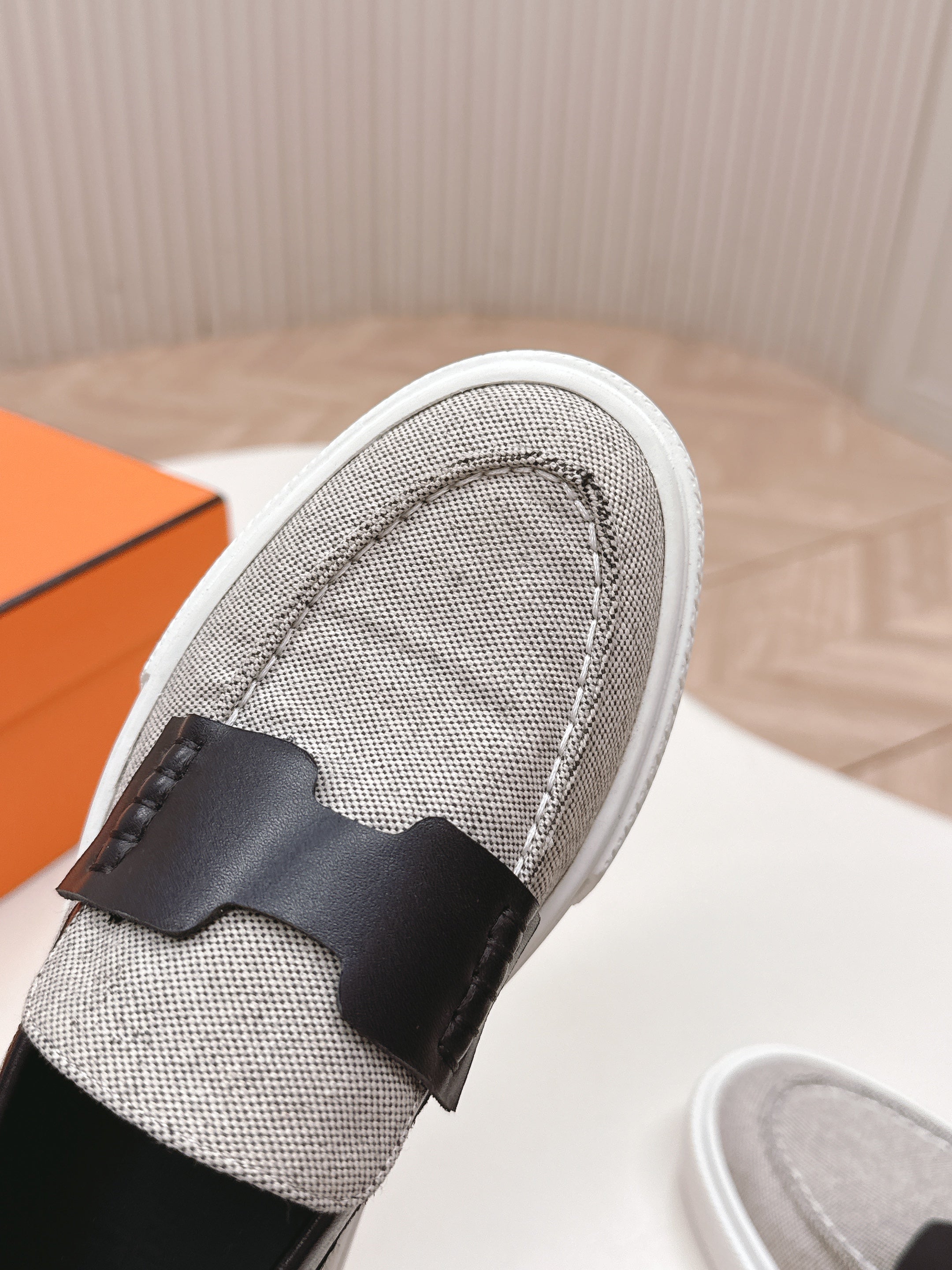 HERMES 25S SLIP-ON IN LIGHT GREY CANVAS AND BLACK LAMBSKIN