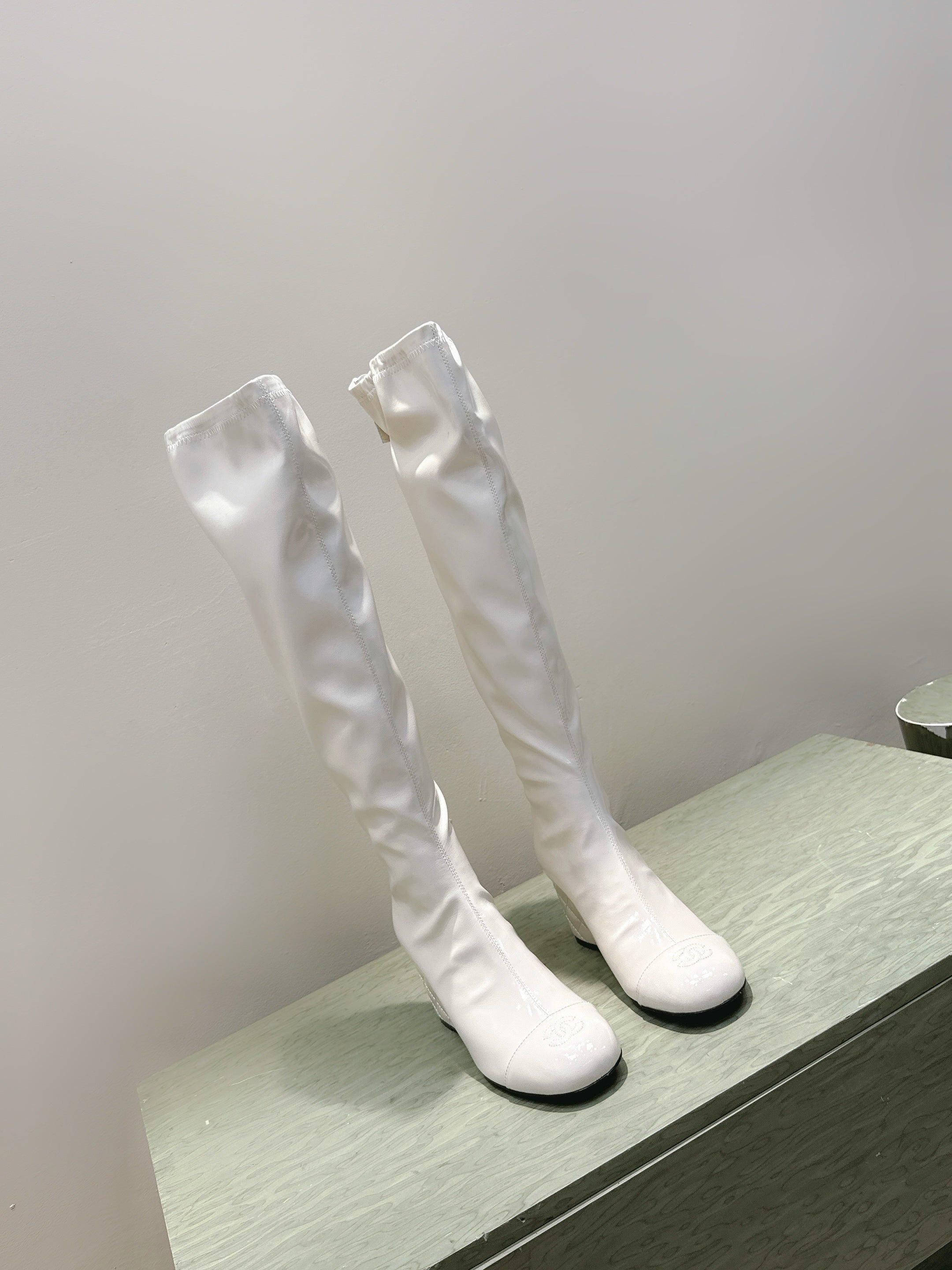 CHANEL 25S KNEE-HIGH BOOTS 60MM IN WHITE PATENT CALFSKIN WEDGE HEELS