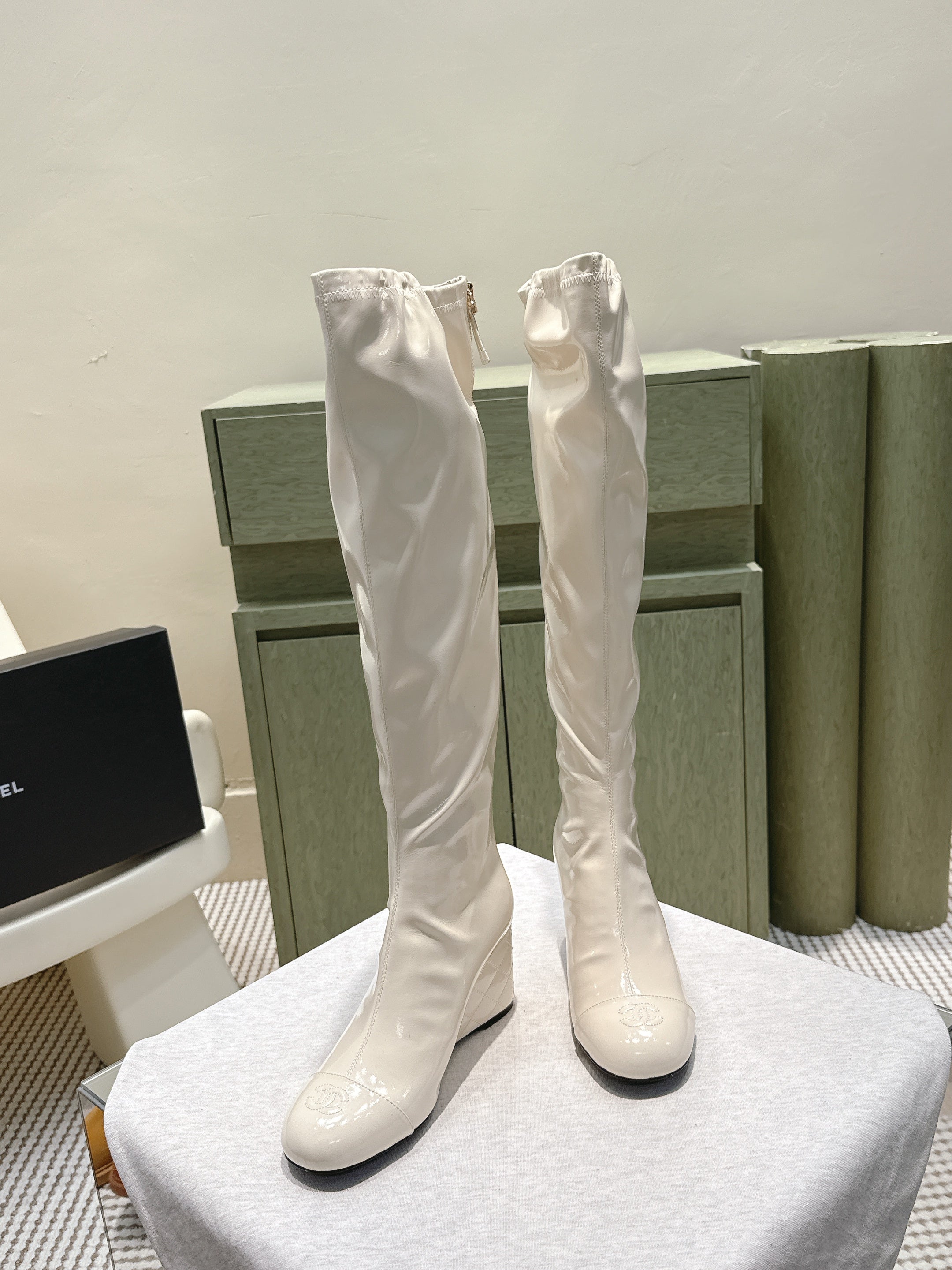 CHANEL 25S KNEE-HIGH BOOTS 60MM IN WHITE PATENT CALFSKIN WEDGE HEELS