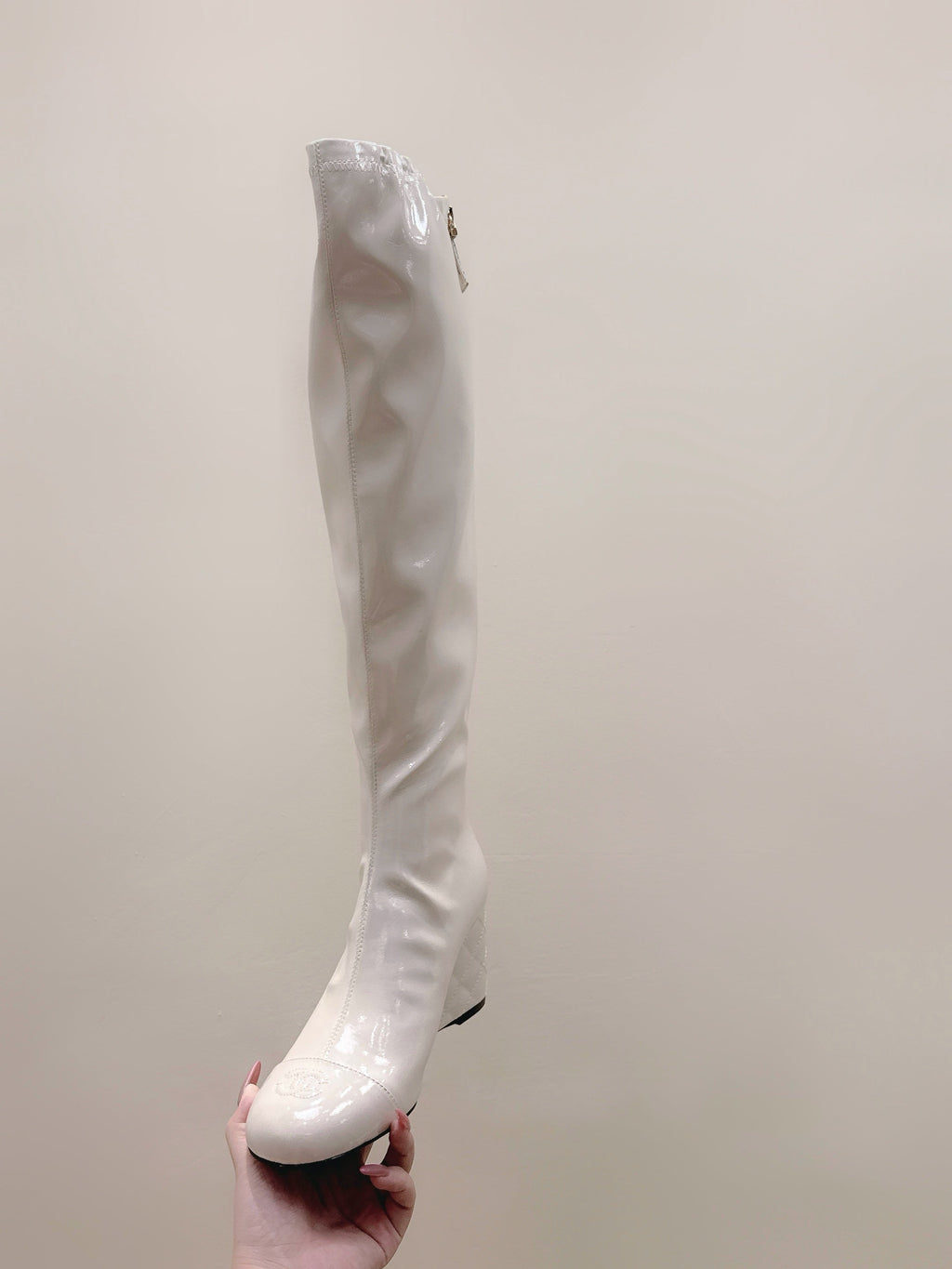 CHANEL 25S KNEE-HIGH BOOTS 60MM IN WHITE PATENT CALFSKIN WEDGE HEELS