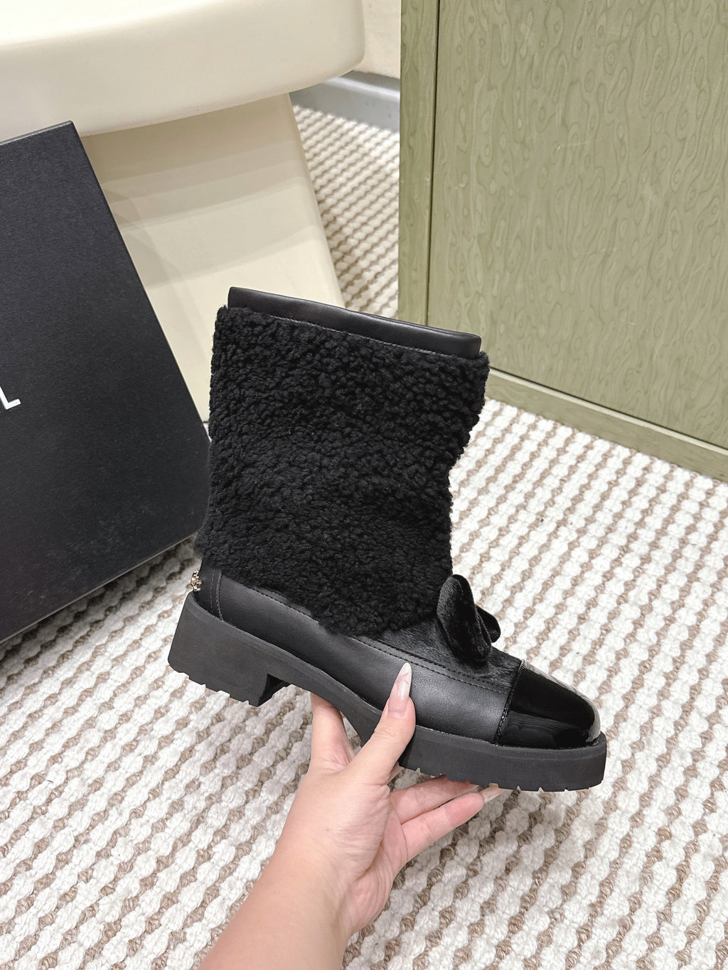 CHANEL 25S ANKLE BOOTS IN BLACK SHEARLING LAMBSKIN AND PATENT CALFSKIN