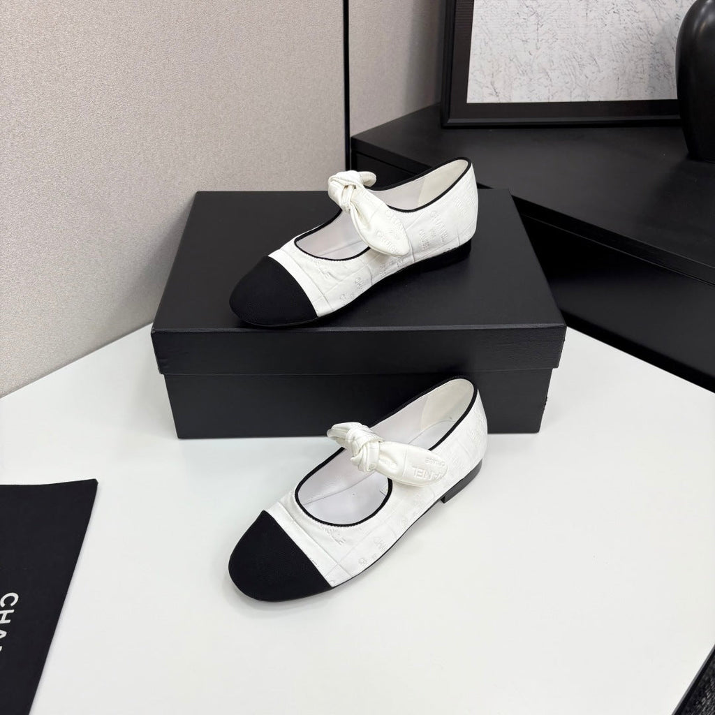 CHANEL BALLET FLATS 25S IN WHITE AND BLACK FABRIC WITH BOW