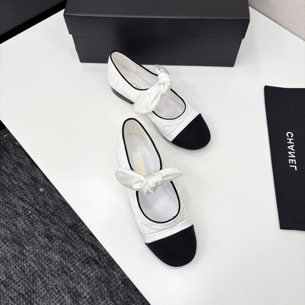 CHANEL BALLET FLATS 25S IN WHITE AND BLACK FABRIC WITH BOW