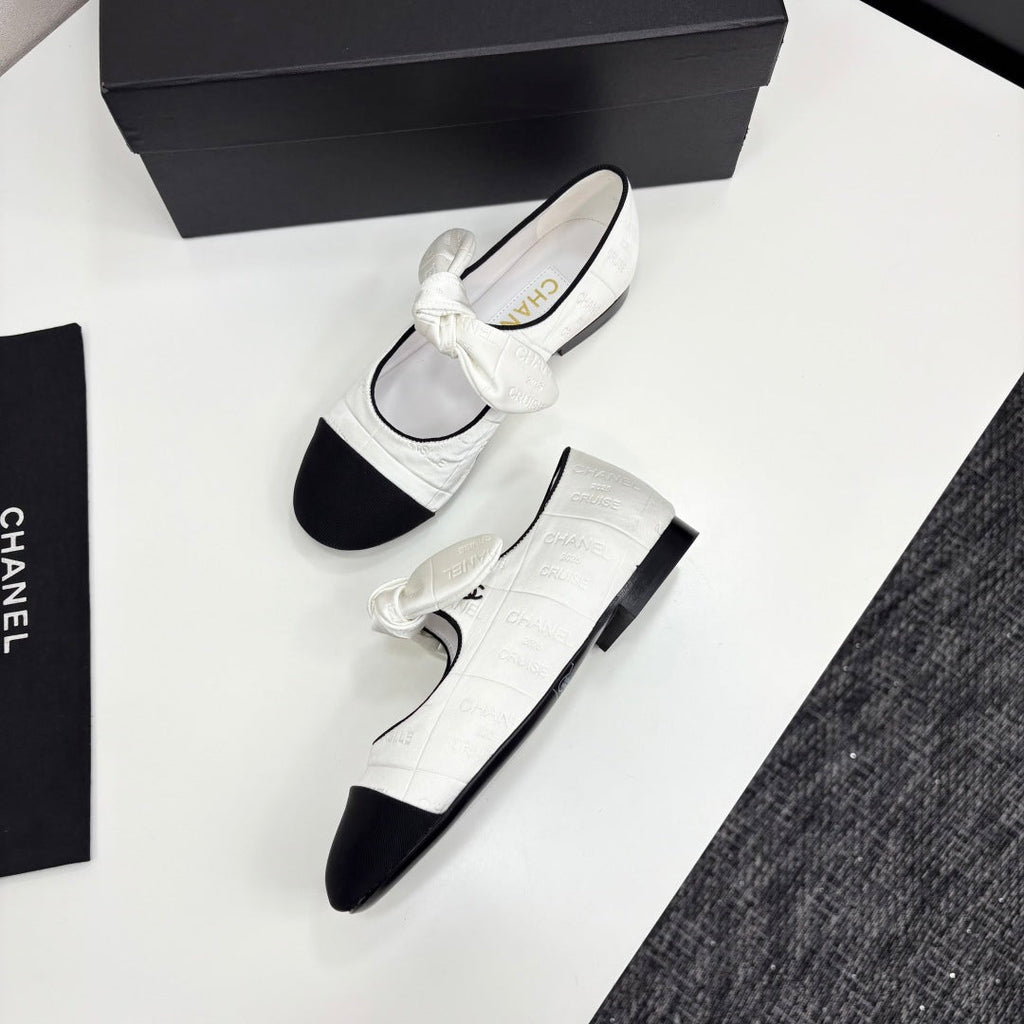 CHANEL BALLET FLATS 25S IN WHITE AND BLACK FABRIC WITH BOW