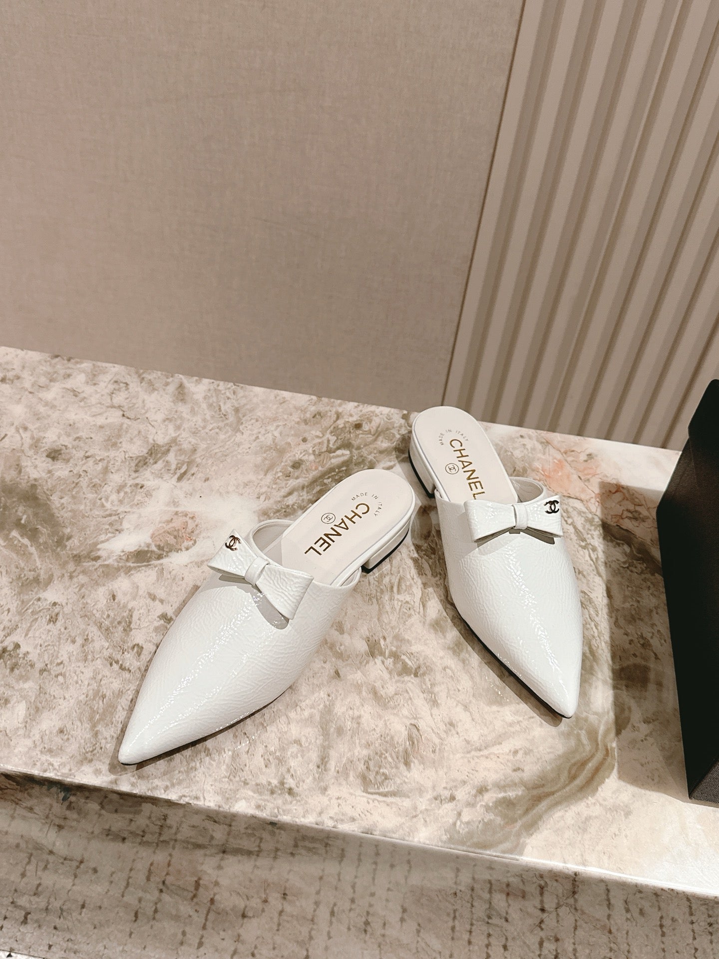 CHANEL FLAT MULES 25S IN WHITE PATENT LEATHER