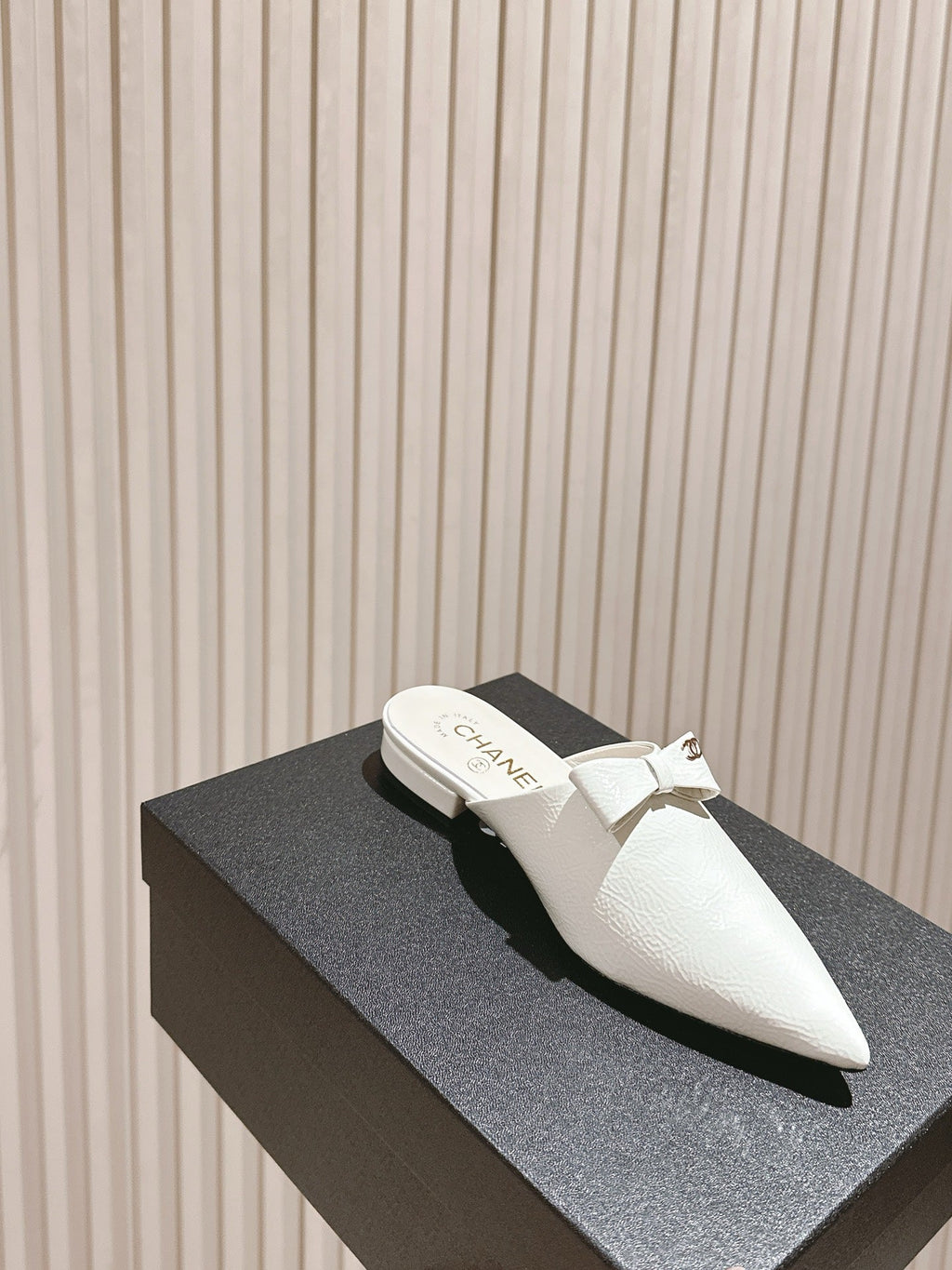 CHANEL FLAT MULES 25S IN WHITE PATENT LEATHER