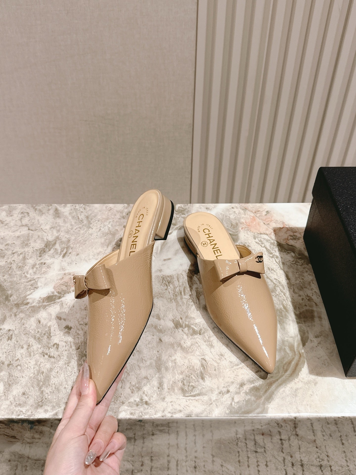 CHANEL FLAT MULES 25S IN BEIGE PATENT LEATHER