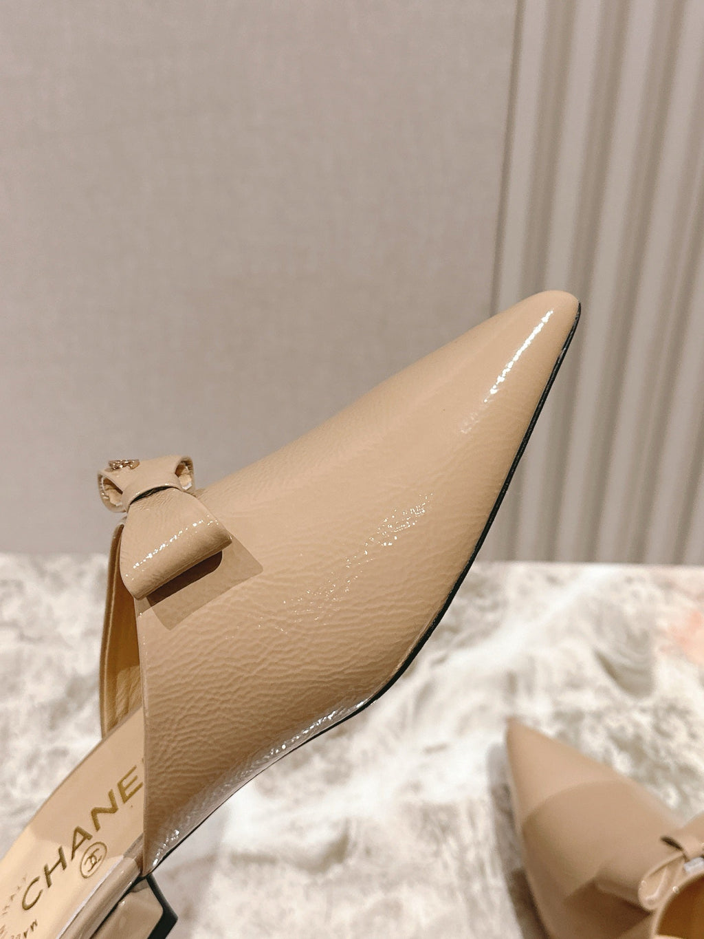 CHANEL FLAT MULES 25S IN BEIGE PATENT LEATHER