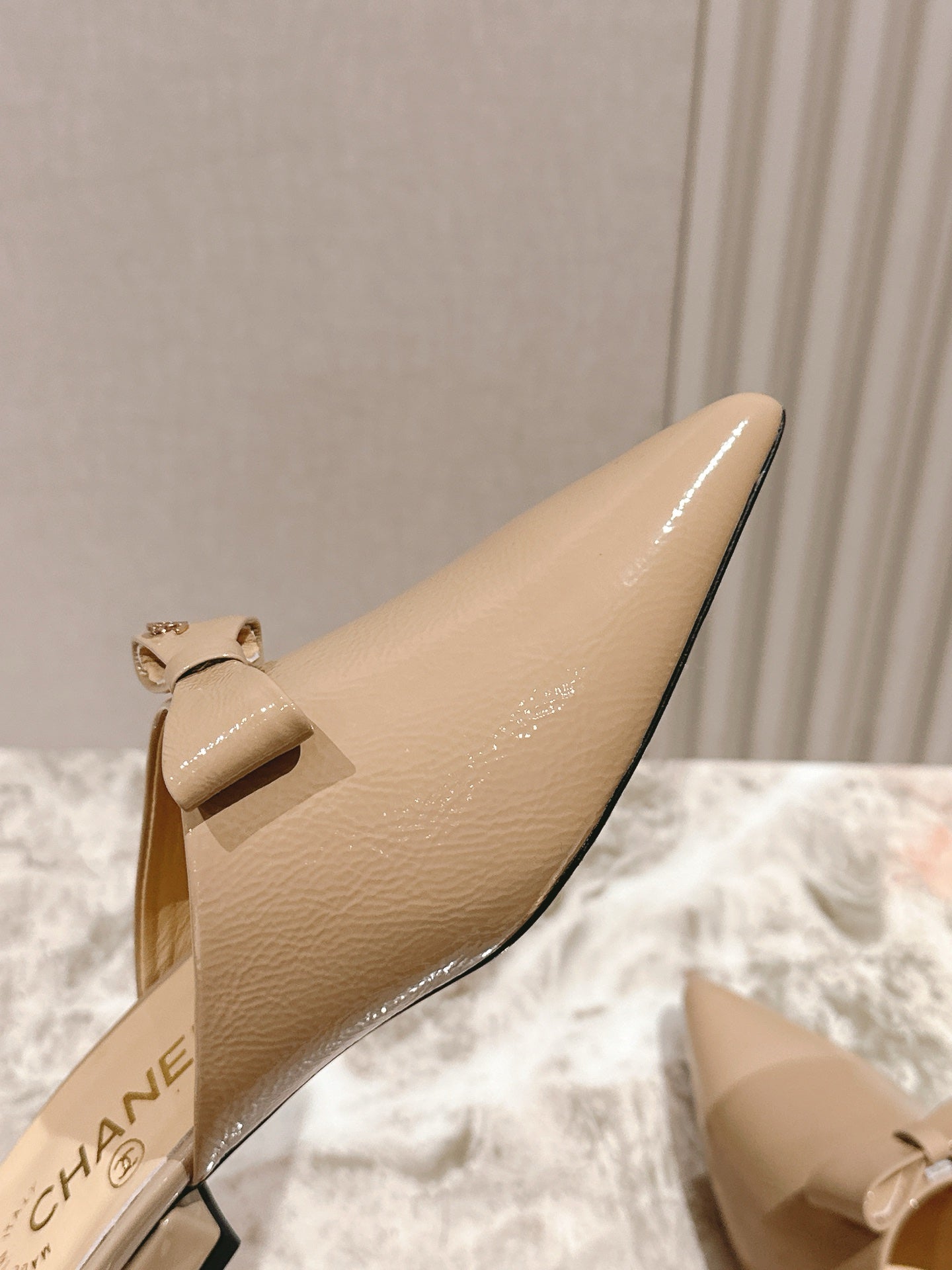 CHANEL FLAT MULES 25S IN BEIGE PATENT LEATHER