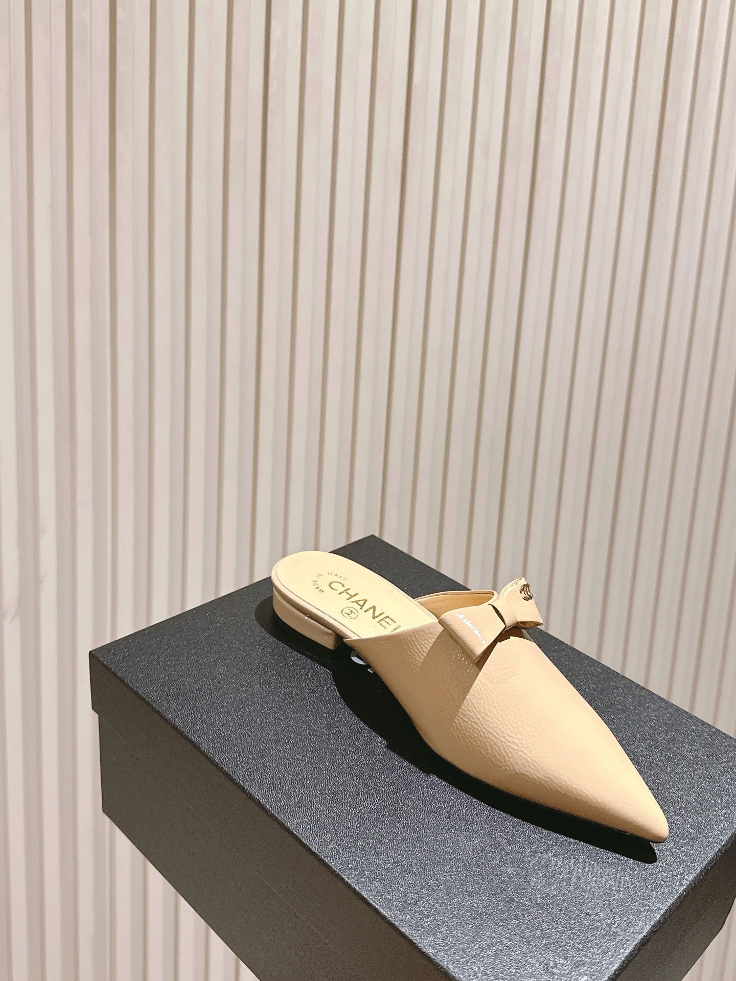 CHANEL FLAT MULES 25S IN BEIGE PATENT LEATHER