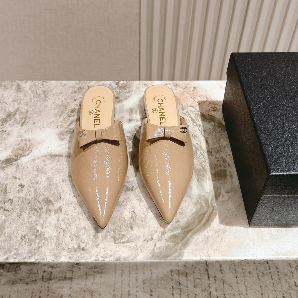 CHANEL FLAT MULES 25S IN BEIGE PATENT LEATHER