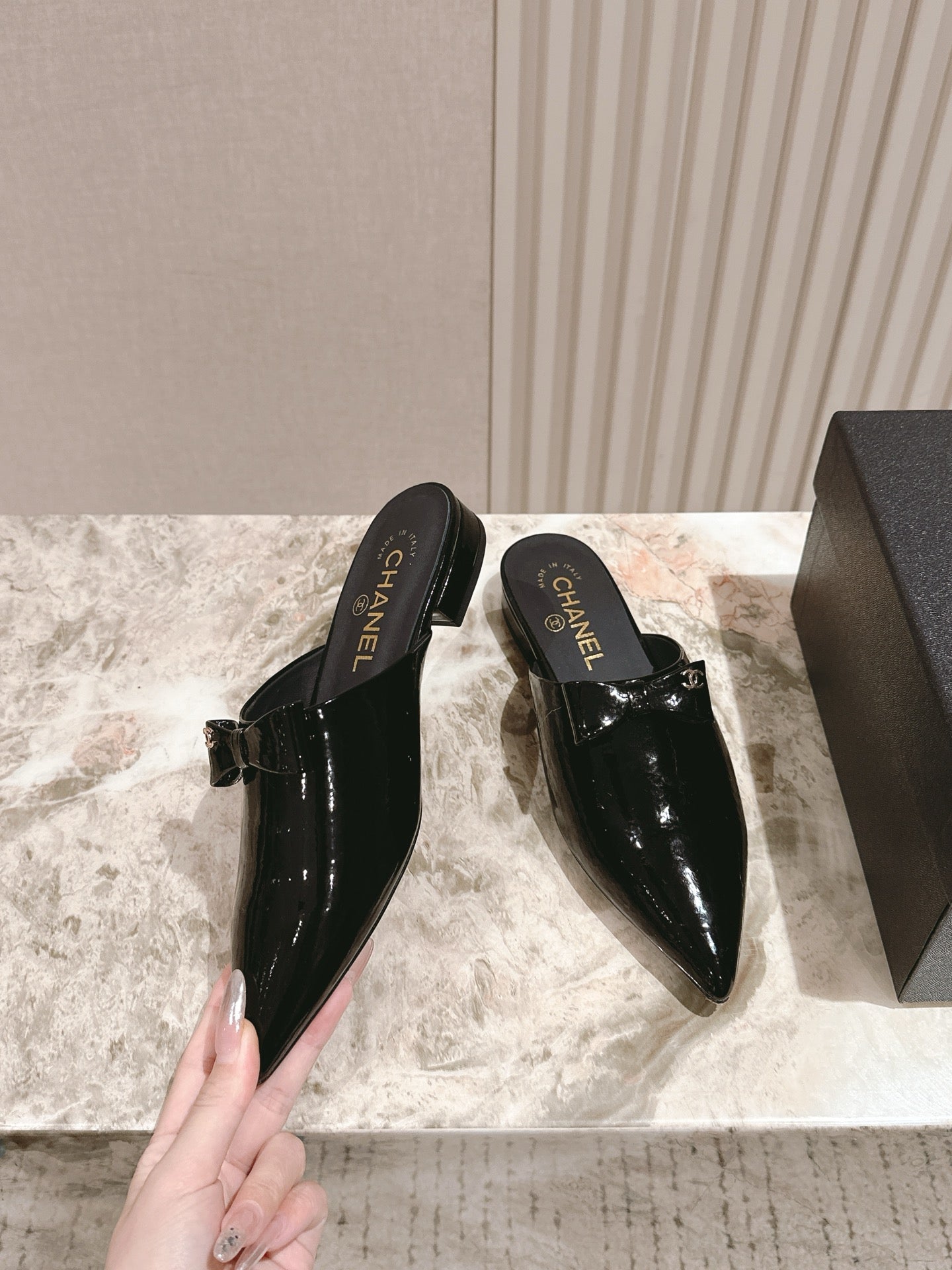 CHANEL FLAT MULES 25S IN BLACK PATENT LEATHER