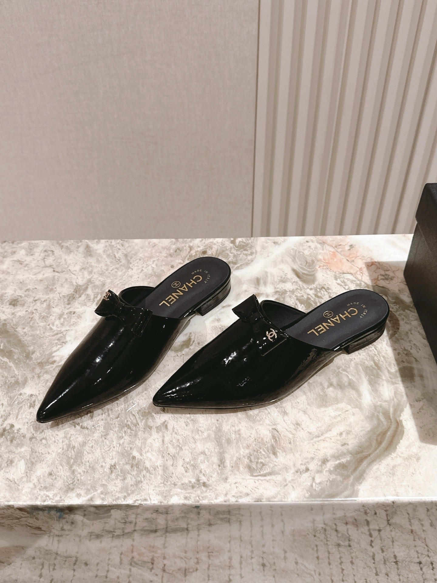 CHANEL FLAT MULES 25S IN BLACK PATENT LEATHER