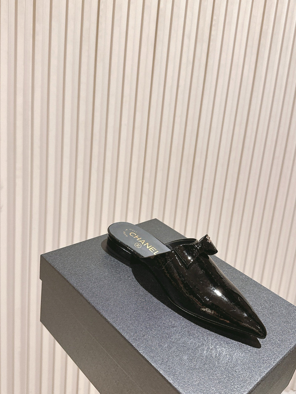 CHANEL FLAT MULES 25S IN BLACK PATENT LEATHER
