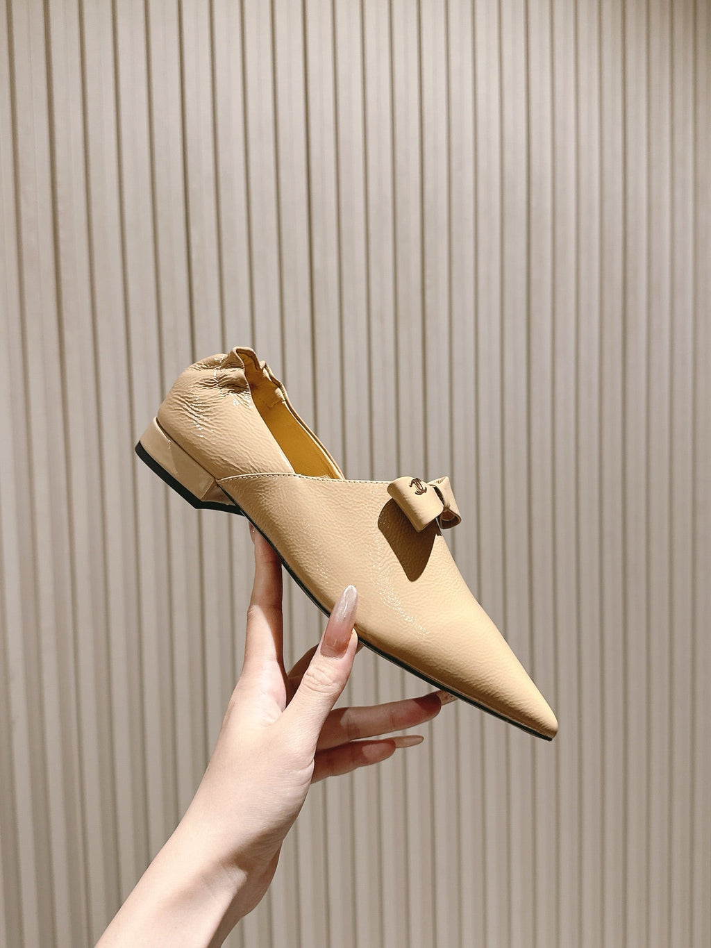 CHANEL FLATS 25S IN BEIGE PATENT LEATHER