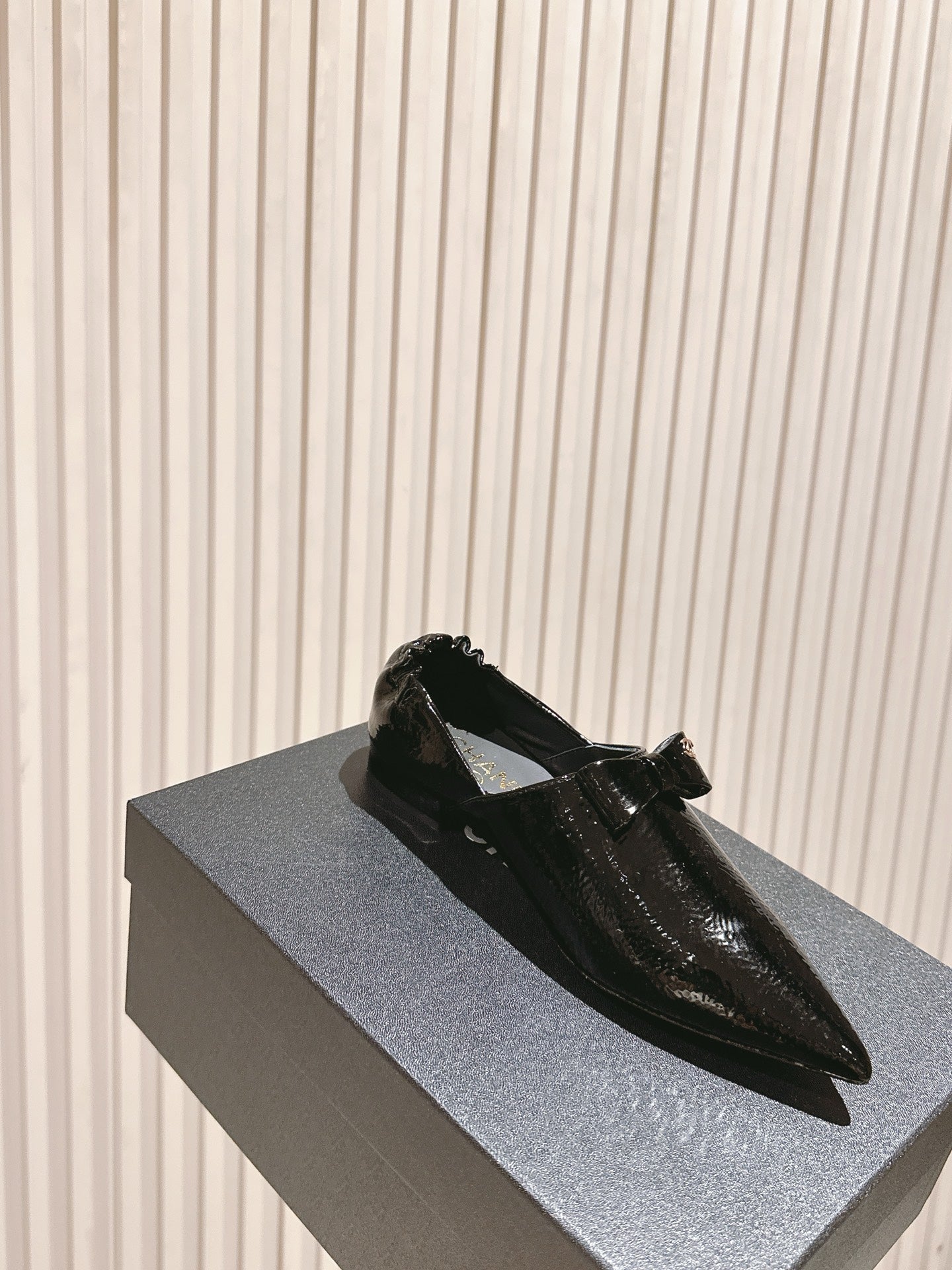 CHANEL FLATS 25S IN BLACK PATENT LEATHER