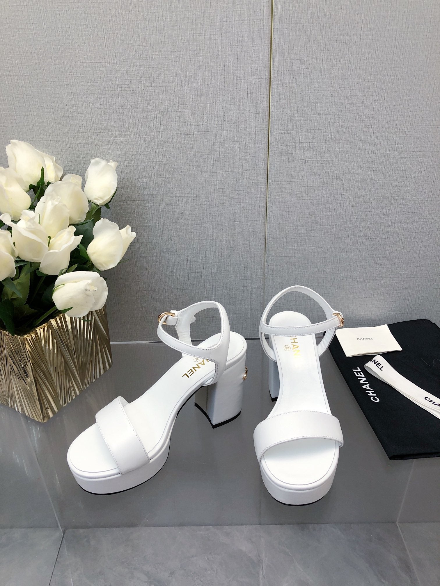 CHANEL BLOCK HEEL 9 CM SANDAL IN WHITE LAMBSKIN