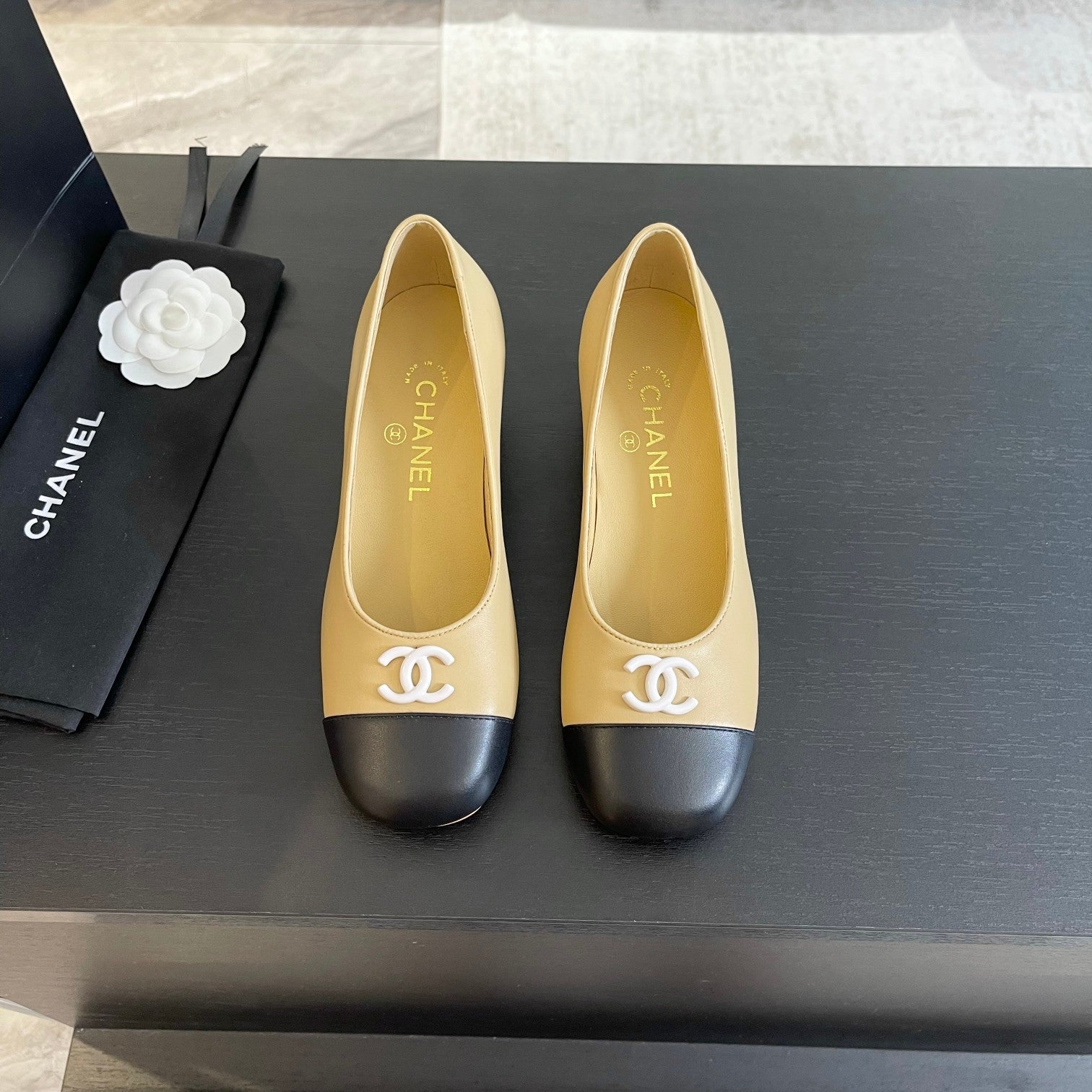 CHANEL PUMP DARK CREAM MIX BLACK CALFSKIN