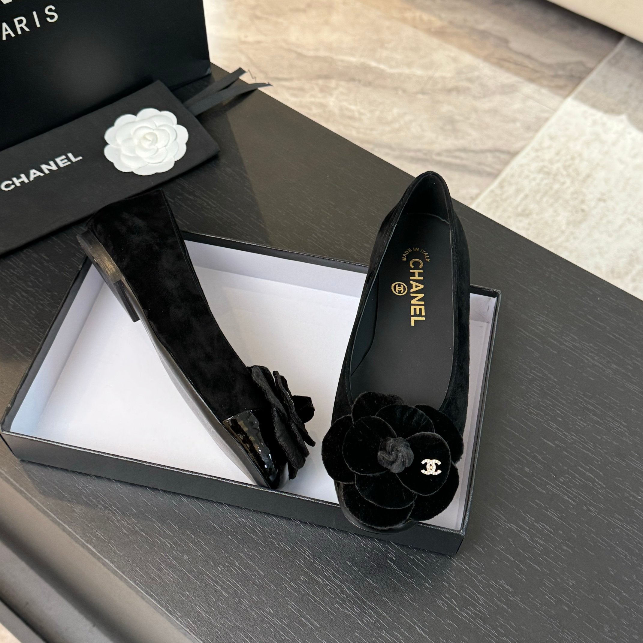 CHANEL BALLET FLATS IN BLACK SUEDE WITH CAMELLIA