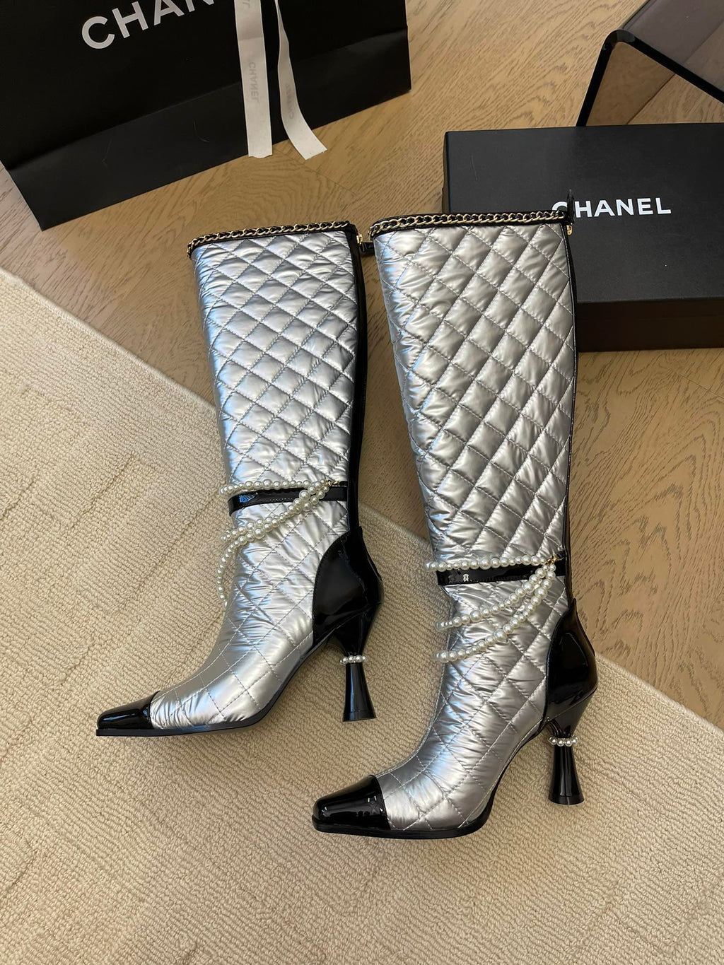 CHANEL KNEE HIGH BOOTS 8 CM IN SILVER MIX BLACK CALFSKIN WITH PEARL CHAIN
