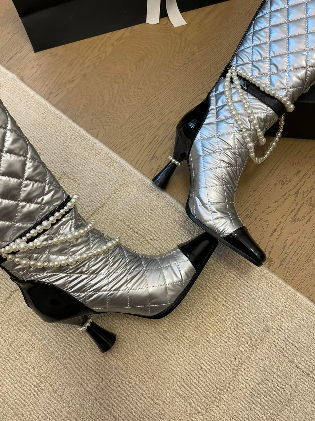CHANEL KNEE HIGH BOOTS 8 CM IN SILVER MIX BLACK CALFSKIN WITH PEARL CHAIN