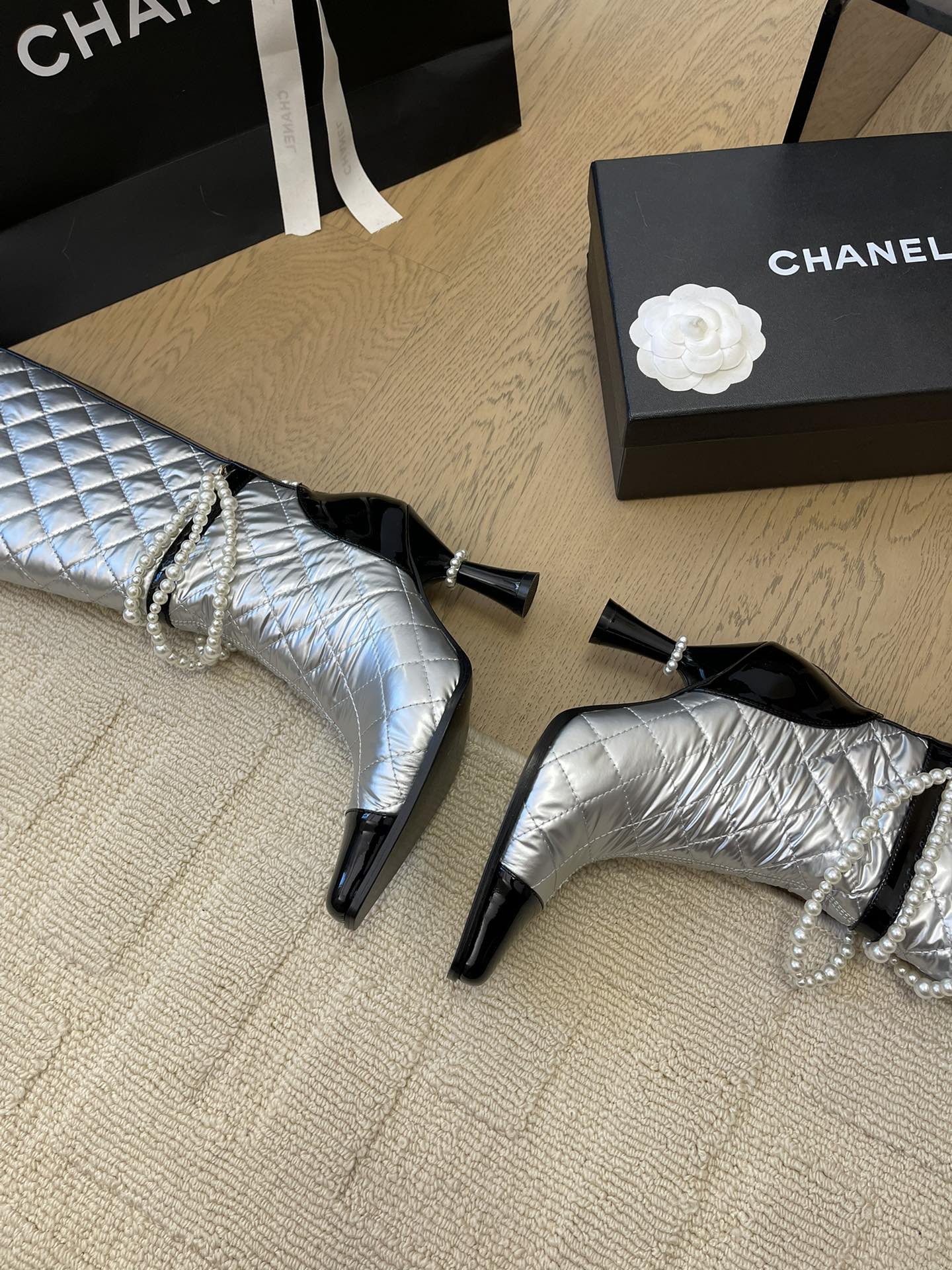 CHANEL KNEE HIGH BOOTS 8 CM IN SILVER MIX BLACK CALFSKIN WITH PEARL CHAIN