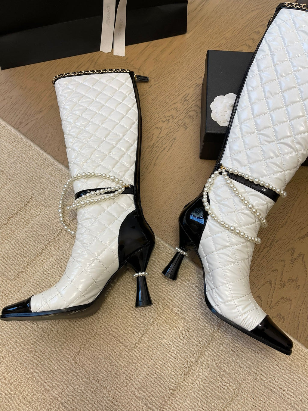 CHANEL KNEE HIGH BOOTS 8 CM IN WHITE MIX BLACK CALFSKIN WITH PEARL CHAIN