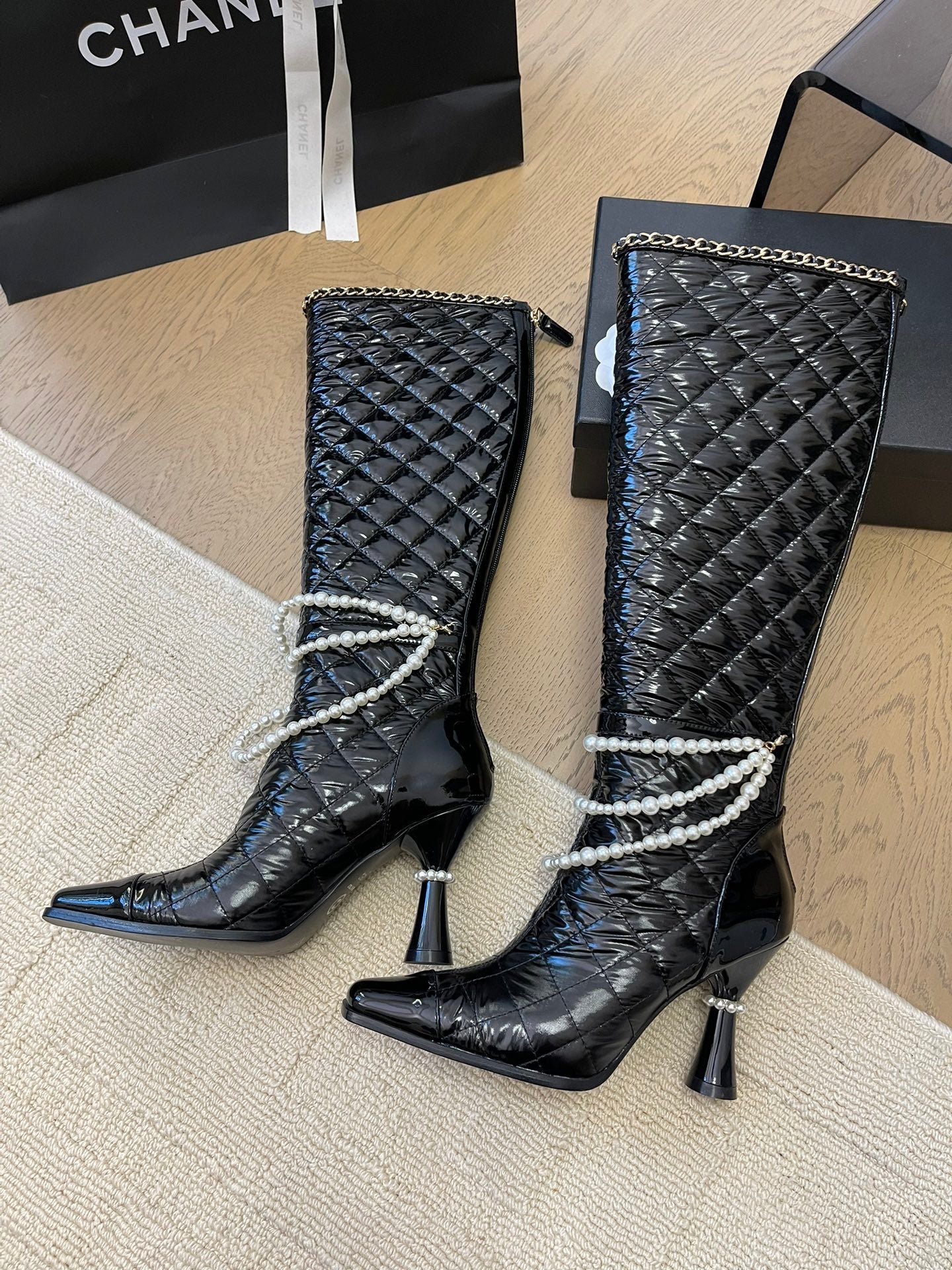 CHANEL KNEE HIGH BOOTS 8 CM IN BLACK CALFSKIN WITH PEARL CHAIN