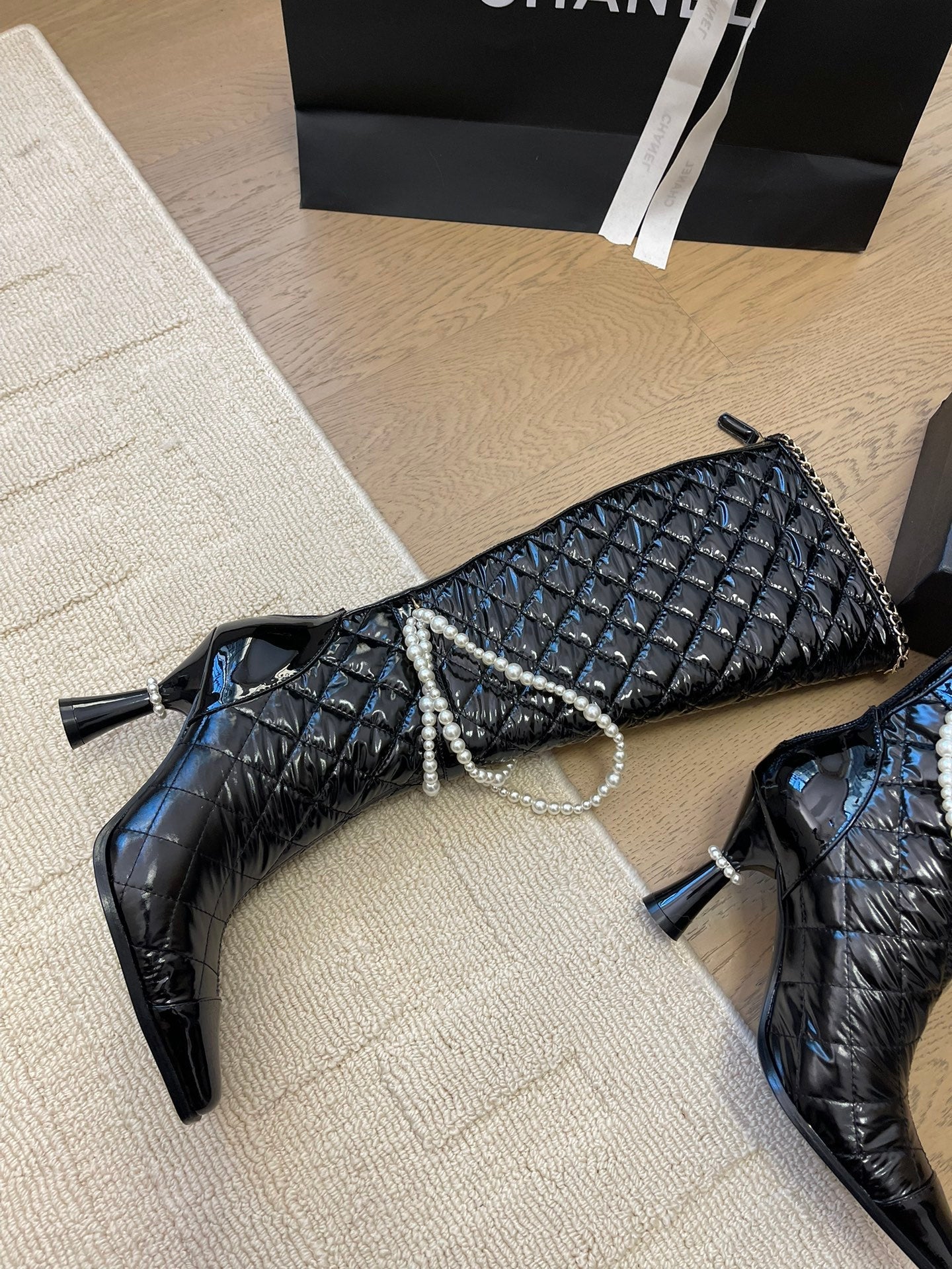 CHANEL KNEE HIGH BOOTS 8 CM IN BLACK CALFSKIN WITH PEARL CHAIN