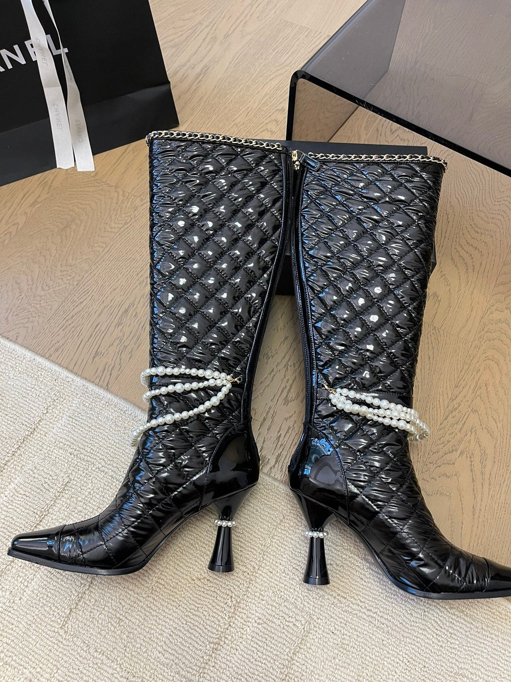 CHANEL KNEE HIGH BOOTS 8 CM IN BLACK CALFSKIN WITH PEARL CHAIN