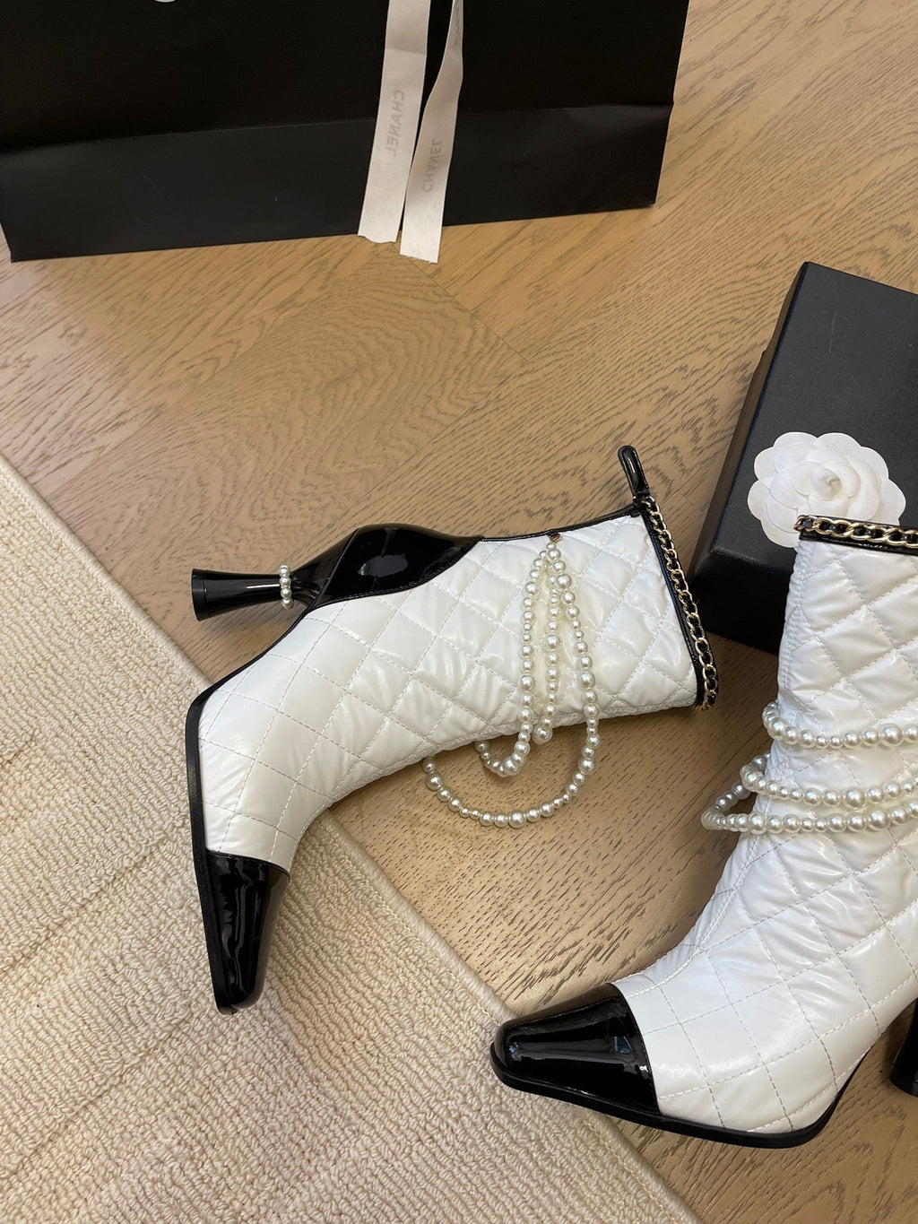 CHANEL HIGH HEELS 8CM BOOTS IN WHITE MIX BLACK CALFSKIN WITH PEARL CHAIN