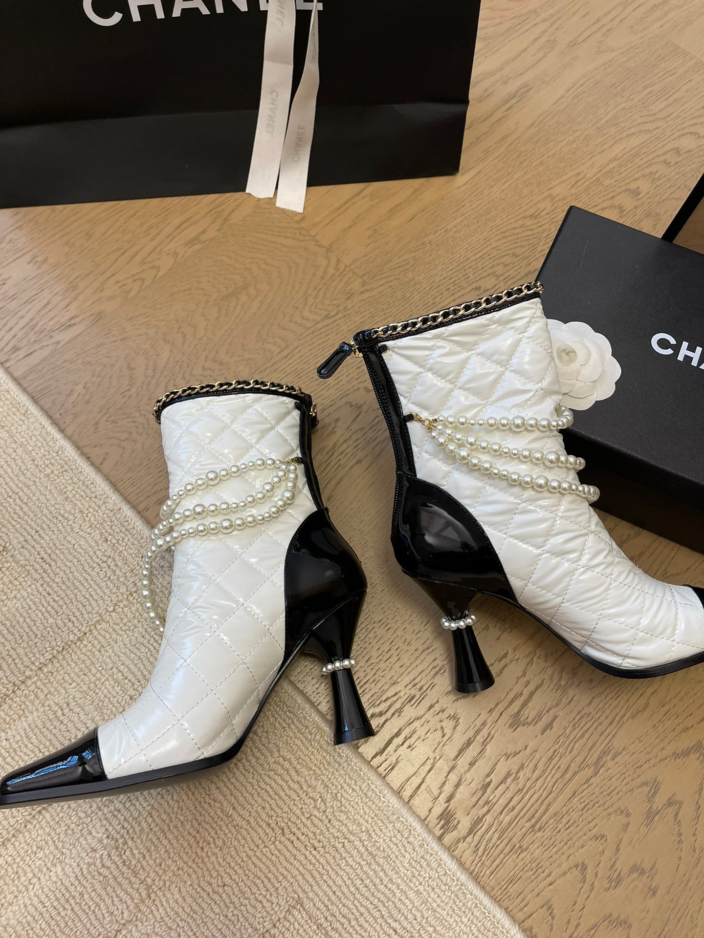 CHANEL HIGH HEELS 8CM BOOTS IN WHITE MIX BLACK CALFSKIN WITH PEARL CHAIN