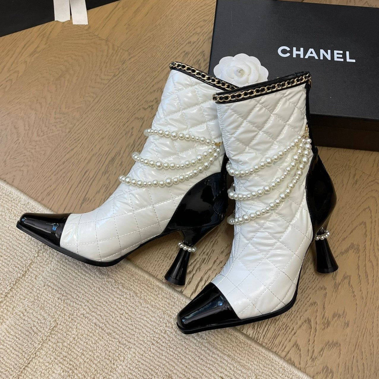CHANEL HIGH HEELS 8CM BOOTS IN WHITE MIX BLACK CALFSKIN WITH PEARL CHAIN