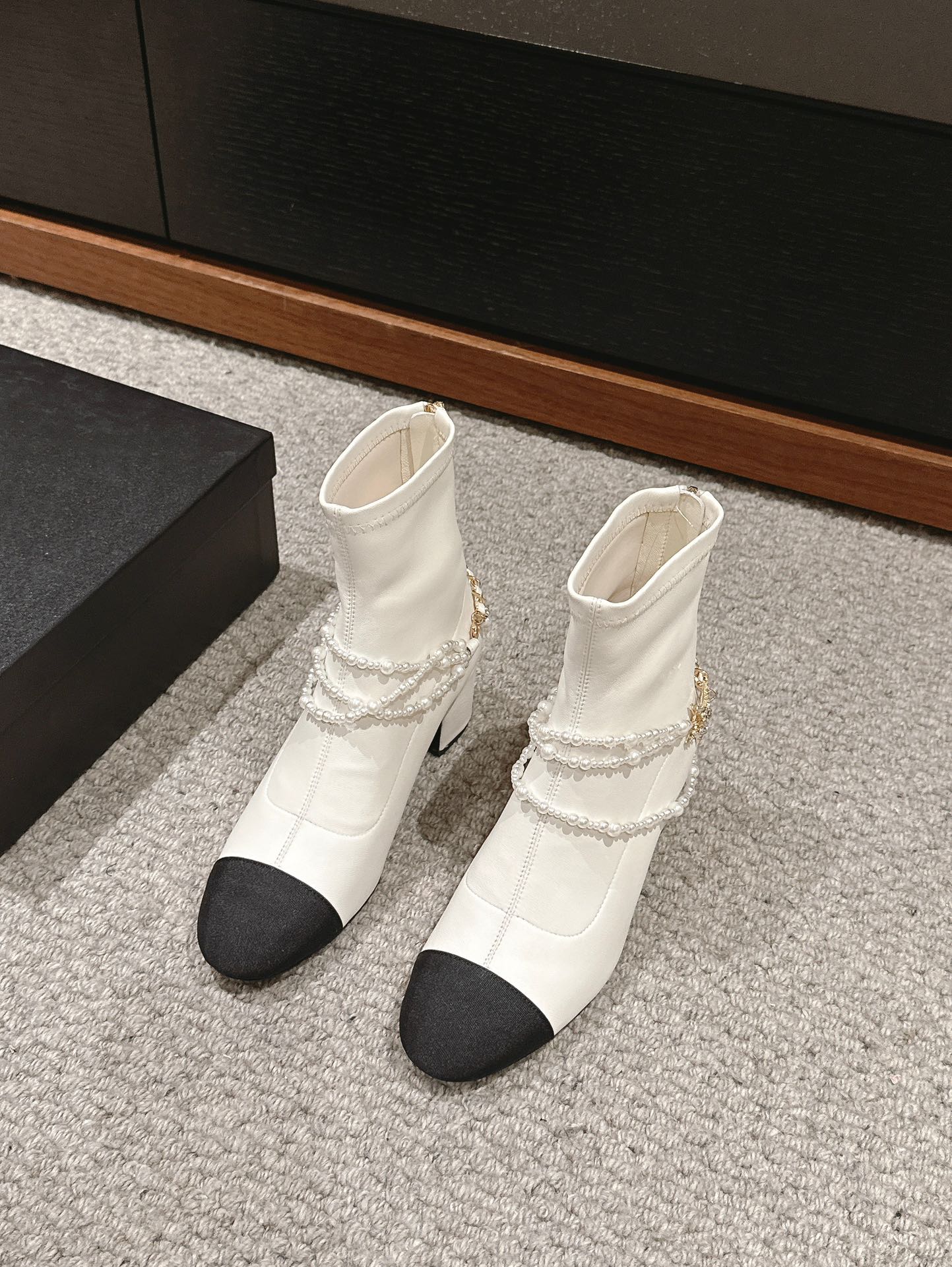 CHANEL LOW CUT BOOTS IN WHITE STRETCH LAMBSKIN AND GROSGRAIN WITH PEARL CHAIN