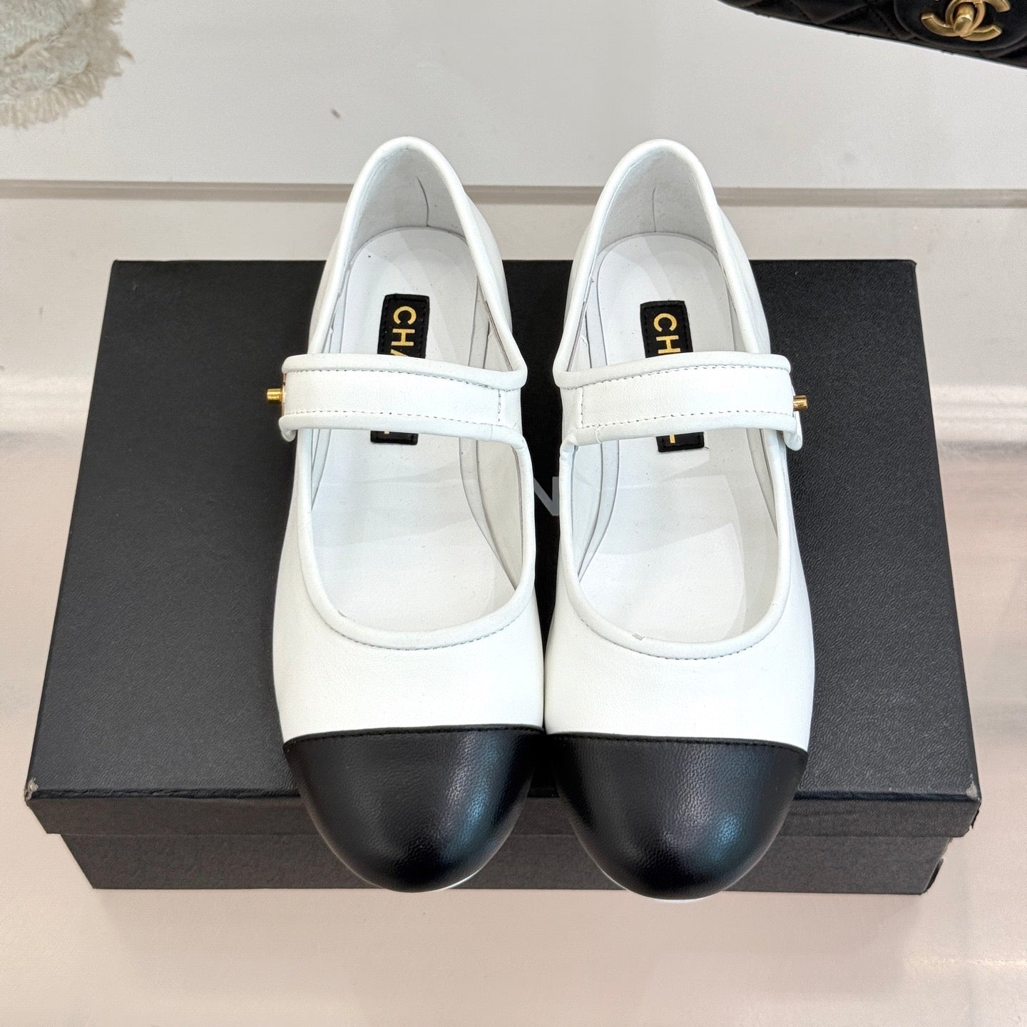 CHANEL FLAT SHOES IN BLACK AND WHITE LAMBSKIN GOLD HARDWARE