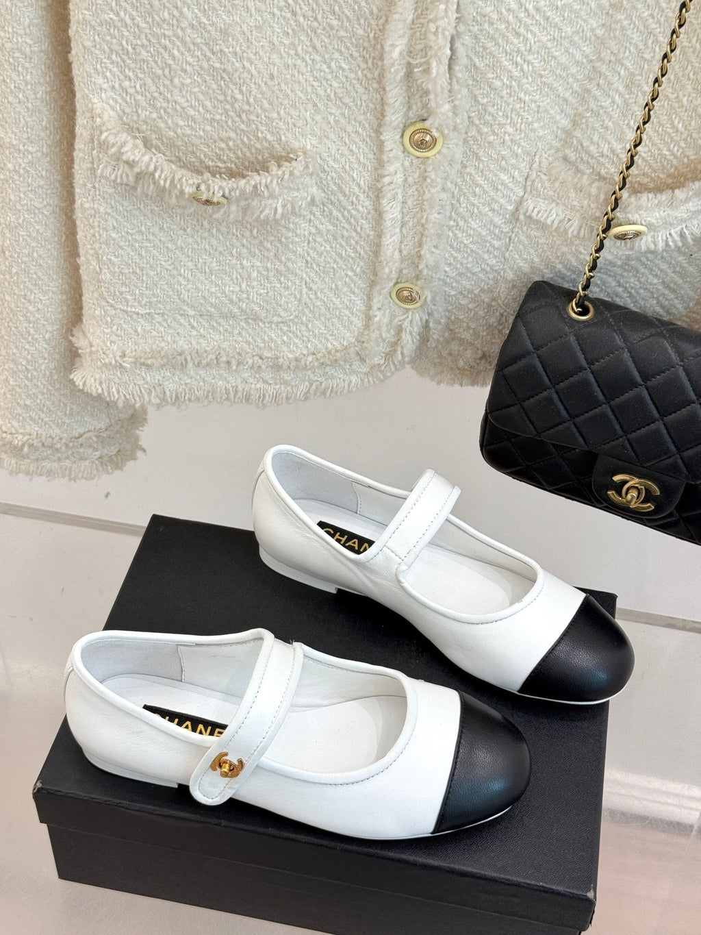 CHANEL FLAT SHOES IN BLACK AND WHITE LAMBSKIN GOLD HARDWARE